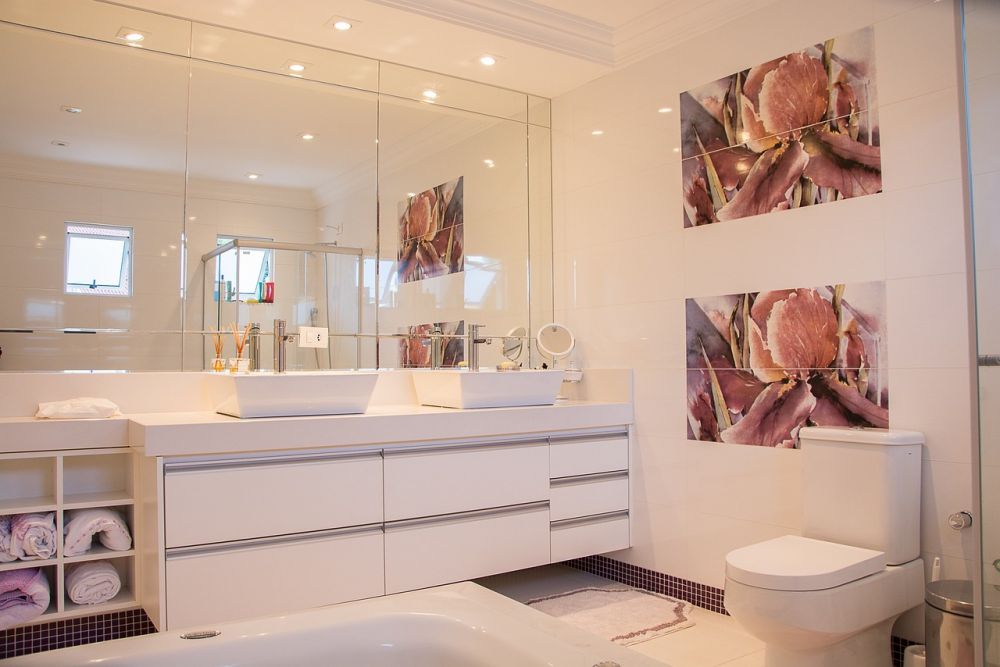 Male fliser på badeværelset er en populær måde at give et nyt look til dette vigtige rum i hjemmet
